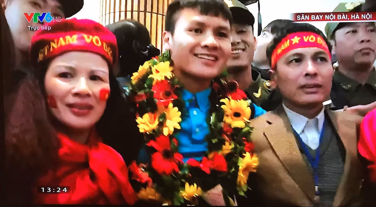 Bố mẹ Quang Hải ra đón con ở sân bay Nội Bài.