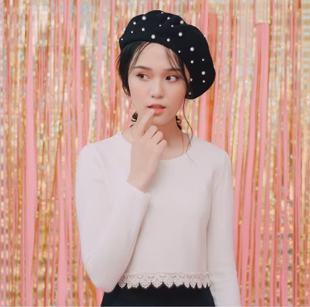 “Điều làm mình tự hào nhất là ý chí chiến đấu của bạn! Một người dù đau đớn nhưng còn có thể vực được thì vẫn cố gắng đứng dậy đá tiếp. Đàn ông như vậy chắc sẽ bảo vệ được mình đấy. Về nhà rồi mình trao cúp vàng cho bạn nè”, chia sẻ của cô khiến nhiều người xúc động.