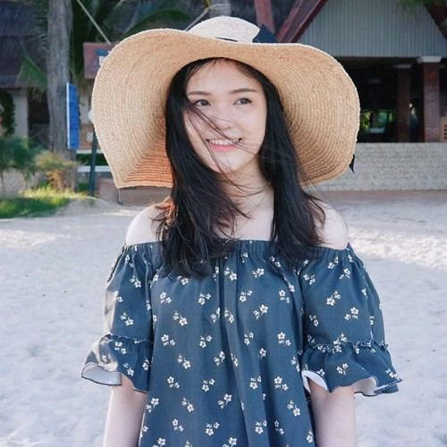 Sinh ra trong một gia đình có truyền thống nên Quỳnh Anh cũng sớm có tình yêu với môn thể thao vua. Quỳnh Anh cũng là nữ CĐV thường xuyên góp mặt trên sân Mỹ Đình mỗi khi các cầu thủ ĐTQG thi đấu.