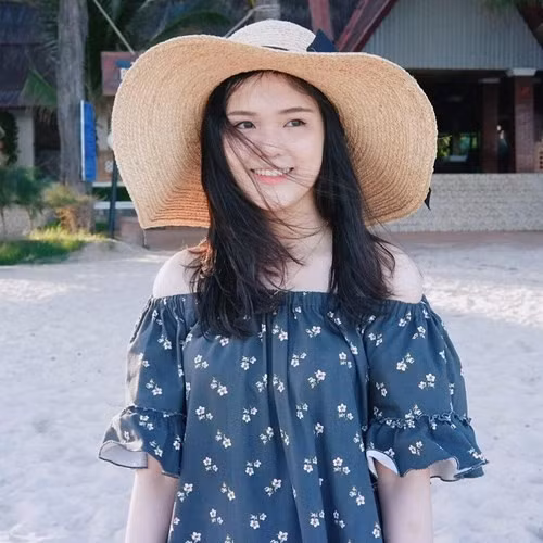 Sinh ra trong một gia đình có truyền thống nên Quỳnh Anh cũng sớm có tình yêu với môn thể thao vua. Quỳnh Anh cũng là nữ CĐV thường xuyên góp mặt trên sân Mỹ Đình mỗi khi các cầu thủ ĐTQG thi đấu.