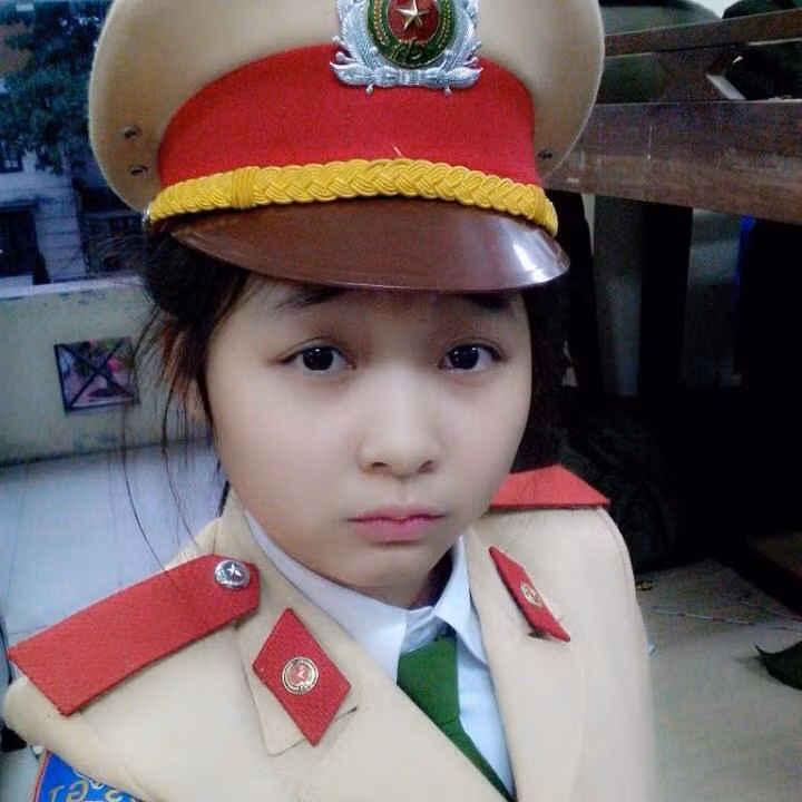 Trên trang cá nhân của mình An Na có chia sẻ khá nhiều bức ảnh cô mặc cảnh phục để "tự sướng". Quả thật khuôn mặt của An Na rất xinh xắn, dễ thương và phúc hậu. Ngoài ra cách trang điểm nhẹ nhàng cùng nhiều cử chỉ đáng yêu lại càng khiến vẻ ngoài của An Na trẻ hơn tuổi thật của cô rất nhiều.