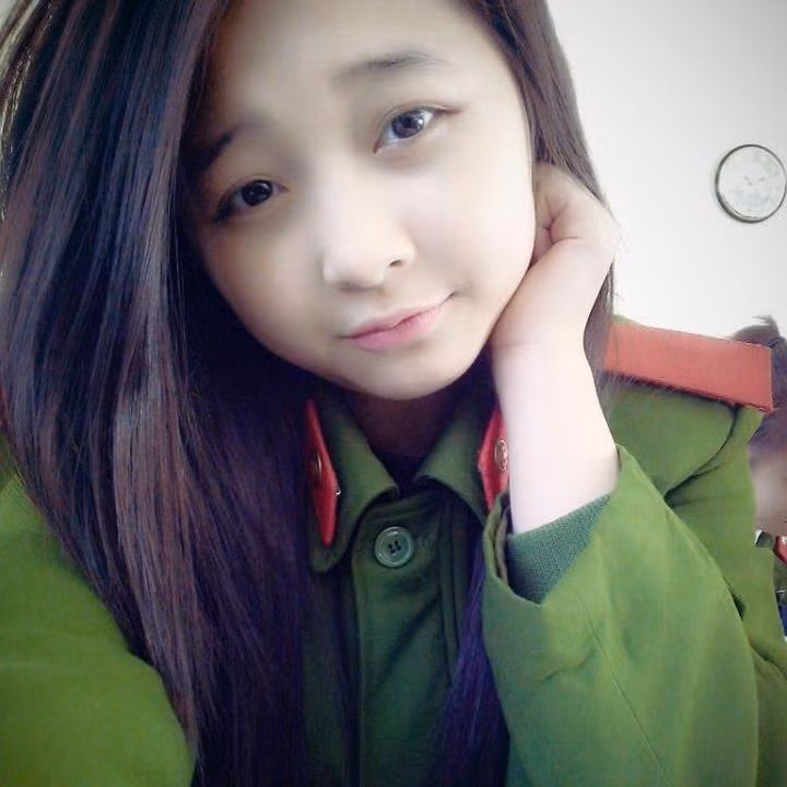 Với sức mạnh và độ lan tỏa của cộng đồng mạng, danh tính và những thông tin về nữ cảnh sát xinh đẹp nhanh chóng được phát hiện. Theo đó, cô nàng này tên thật là Nguyễn Thị An Na, sinh năm 1995 và hiện đang công tác tại Công an tỉnh Nghệ An. Được biết, bức ảnh hút số lượng like khủng của An Na được chụp trong lúc cô đang diễn tập võ thuật cùng với đồng đội, còn những bức ảnh bên trái là một phần nhỏ nằm trong bộ ảnh nghệ thuật cô chụp cách đây khoảng 4 tháng.