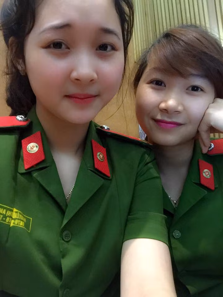 Sinh năm 1995, năm nay 21 tuổi nhưng nhiều dân mạng sau ngắm An Na qua ảnh đều nhận xét là nữ cảnh sát Nghệ An này có khuôn mặt trẻ hơn tuổi thật rất nhiều. Như nhận xét của nickname Anh Vũ trên fanpage Tôi yêu CAND Việt Nam: "Nhìn qua lại tưởng bạn ấy là nữ sinh cấp hai, mặc cảnh phục để biểu diễn văn nghệ, võ thuật gì đó chứ? Không ngờ lại là một nữ cảnh sát 100%. Khuôn mặt xinh xắn, ngây thơ nhìn hoài không chán. Đúng là mỹ nhân ngành cảnh sát mà!".