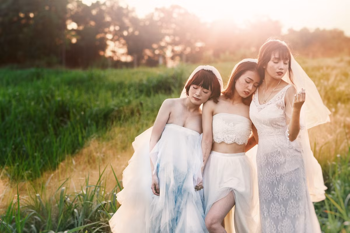 Với mục đích đó, nhóm bạn gồm 4 cô gái xinh đẹp và cá tính đều là những hot girl của Thái Nguyên: Lan Anh - Hồ Liên - Linh - Hằng đã quyết định cùng nhau hóa thân thành những cô dâu đơn thân để thực hiện một bộ ảnh thật đặc biệt.