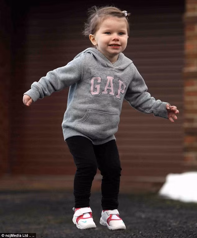 Với các “bàn chân” đặc biệt này, cô bé thích nhảy, tập thể dục, hoạt động và giành được phần thưởng cho sự dũng cảm.