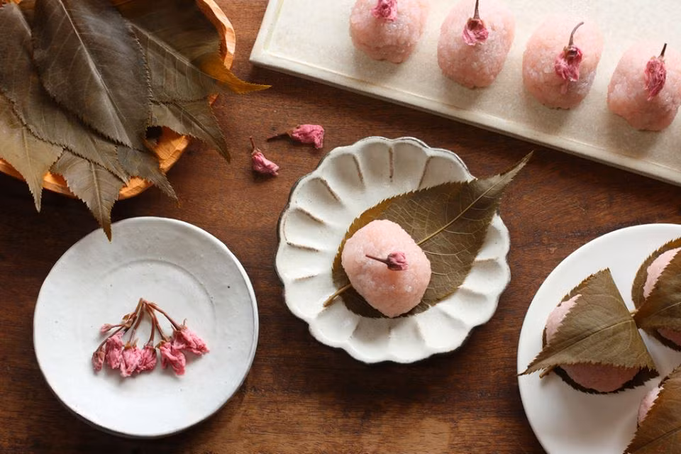  Món bánh Sakura Mochi. Món bánh này được làm từ bột Domyoji. Loại bột này có nhiều kích cỡ, lớn bằng nửa hạt gạo hoặc nhỏ tinh như bột mì. Bột Domyoji là gạo đã được nấu chín và phơi khô, giống như một dạng "cơm ăn liền" vì chỉ cần đổ nước sôi vào vài phút là ăn được.