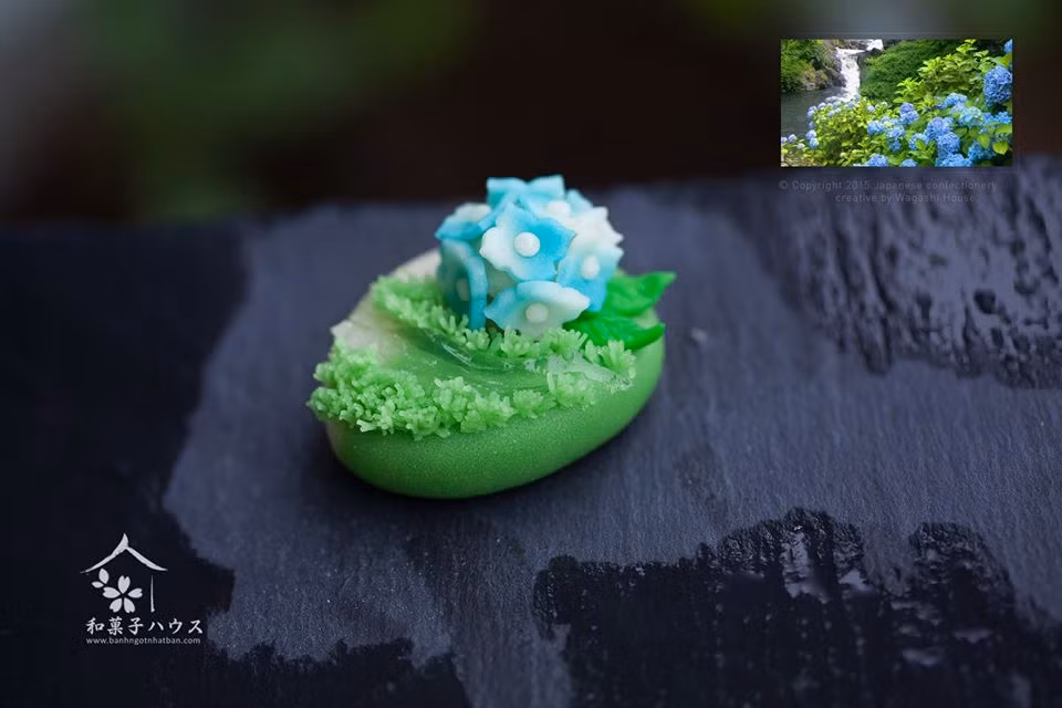 Bánh ngọt wagashi mùa hạ lấy ý tưởng từ khóm cẩm tú cầu mọc bên cạnh dòng suối trong leo lẻo. Chỉ nhìn đã thấy mát mắt và giải tỏa nhiệt nóng bức oi ả của mùa hè rồi.