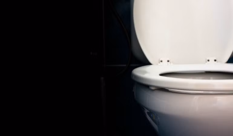 Đại tiện phân đen biểu hiện ung thư trực tràng. Có nhiều nguyên nhân gây nên hiện tượng đại tiện phân đen như do ăn uống các thực phẩm có màu sậm như tiết, rau dền… hoặc do bệnh lý. Trong trường hợp đại điện ra phân đen kèm các triệu chứng như hoa mắt, chóng mặt, vã mồ hôi thì đó rất có thể là dấu hiệu của bệnh ung thư trực tràng.