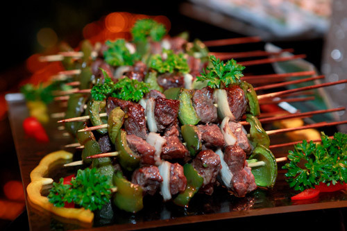 Chuẩn bị than hoặc lò nướng: Nếu nướng bằng lò nướng, trước khi nướng bạn cần làm sạch lò để bụi bẩn không dính thức ăn. Nếu nướng bằng lò than, để than hồng và không còn khói mới bắt đầu nướng. Nướng bằng lò điện thì bật lò nóng trước 20 phút. Thoa dầu lên vỉ để thịt không bị dính khi nướng, hạn chế cháy khét gây độc hại.