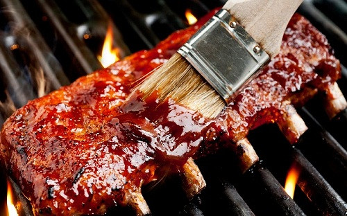 Ngoài ra, một số nguyên liệu làm nước sốt cũng có tác dụng hạn chế việc sản sinh các chất độc hại trong khi nướng đồ ăn. Nước sốt có vị cay có thể làm giảm sự hình thành chất HCAs. Các loại gia vị như húng tây, tỏi… có thể làm giảm lượng HCAs lên đến 60%. Nước sốt làm từ giấm và chanh có tác dụng làm thay đổi nồng độ axit trong thịt và ngăn ngừa phát sinh chất PAHs gây ung thư.