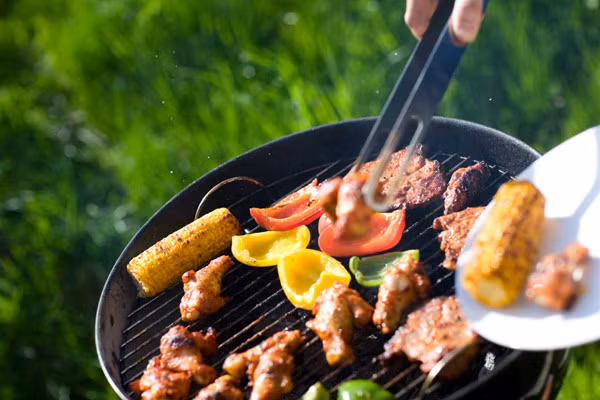 Giảm thời gian nướng. Có thể giảm thời gian nước thực phẩm bằng cách cắt chúng thành từng miếng nhỏ hoặc chế biến sơ qua bằng bếp hay lò vi sóng trước khi nướng. Nên nướng đồ ăn ở nhiệt độ thấp hoặc vừa phải để hạn chế khói, thường xuyên lật các món nướng để giúp thịt chín đều, tránh cháy sém một phía.