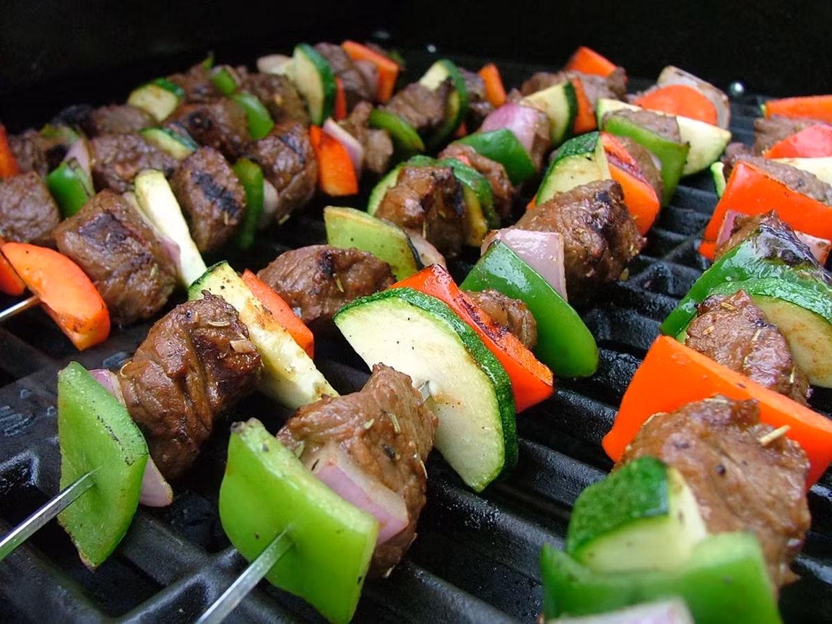 Nướng kèm với rau củ. Rau củ không chỉ giúp trang trí cho món ăn thêm hấp dẫn mà còn có nhiều tác dụng tốt đối với sức khỏe. Khi nướng đồ ăn, các hợp chất PAHs và HCAs sẽ không hình thành khi nướng kèm theo rau củ. Thêm vào đó, các chất chống oxy hóa có trong rau củ sẽ phát huy tác dụng khi ăn kèm với thịt giúp phòng ngừa ung thư.