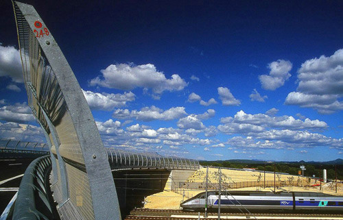 Ngày nay, TGV cũng giống như đa số các con tàu cao tốc khác là một niềm tự hào đắt đỏ của các quốc gia sở hữu. Chúng phải cạnh tranh gay gắt với các hãng hàng không giá rẻ và làm ăn ít có lãi, thậm chí là lỗ. Tuy nhiên, cảm giác ngồi trên các chuyến tàu cực nhanh lướt qua từng cung đường vẫn là điều khiến nhiều người thích thú.