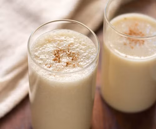 Sữa pha bột quế. Quế chính là một vị thuốc hữu hiệu mỗi khi “đèn đỏ”, chống lại các cơn co thắt tử cung, giúp bạn không còn bị cơn đau bụng kinh “hành hạ” nữa. Bên cạnh đó, sữa có chứa các vitamin và khoáng chất cần thiết cho cơ thể, giúp bạn tăng cường hệ miễn dịch, tăng khả năng chịu đựng các cơn đau.