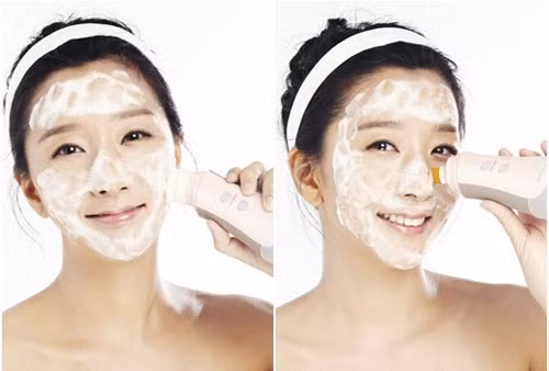 Đầu tiên khi mới dùng máy rửa mặt thì bạn chỉ nên dùng 2 lần 1 tuần. Sau đó 3 lần 1 tuần. Không nhất thiết phải dùng hàng ngày nếu bạn không có như cầu trang điểm đậm và cần tẩy trang nhiều đến thế.