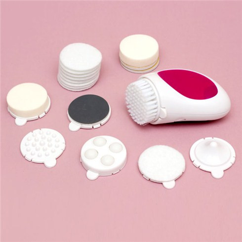 Vệ sinh máy rửa mặt sau khi dùng. Sau khi tẩy trang và rửa sạch với sữa rửa mặt xong, bạn nhớ dùng dầu gội trẻ em để giặt sạch phần cọ trên máy rửa mặt, đảm bảo dầu tẩy trang và cặn trang điểm không còn bám lại trên lông cọ. Bạn cũng nhớ tuyệt đối không bao giờ được đổ trực tiếp dầu tẩy trang lên máy rửa mặt để tránh dầu chảy vào gốc lông cọ rửa mặt, ảnh hưởng tới chất lượng của cọ.