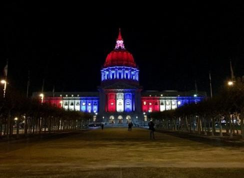 Tòa thị chính của thành phố San Francisco, Mỹ lúc 17h46 (giờ địa phương) ngày 14/11. Trong một tuyên bố, thị trưởng thành phố, ông Edwin Lee, thay mặt cư dân San Francisco bày tỏ "nỗi buồn sâu sắc nhất" tới người dân Pháp. "Những nạn nhân của hành vi bạo lực vô nghĩa sẽ luôn ở trong những lời cầu nguyện của chúng tôi" ông nói. Ảnh: Twitter/USAToday