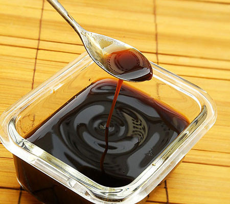 Bạn múc bí vào rây mắt nhỏ và ép lọc lấy nước cốt, bỏ phần bã đi.