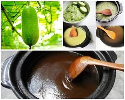 Bổ bí và thái quân cờ, cho nguyên bí còn vỏ và ruột lẫn hạt vào nồi, đổ đường nâu và long nhãn vào, đảo đều, ướp trong 30 phút.