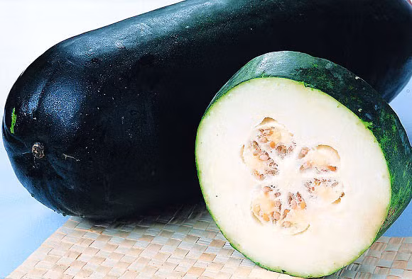 Nguyên liệu làm trà bí đao giảm cân gồm: Bí đao, nên chọn bí già, vỏ xanh đen, ruột nhiều hạt và đặc biệt phải chọn mua "bí sạch" vì bạn sẽ dùng cả vỏ bí để nấu, 50g đường nâu, 50g đường phèn, 1 nắm long nhãn.