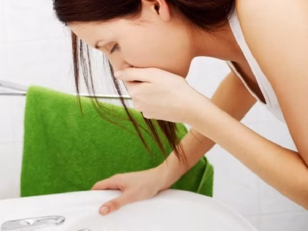 Lúc ốm. Những người bị ốm ở mức độ nặng, tình trạng sức khỏe kiệt quệ nên có thời gian nghỉ ngơi, tĩnh dưỡng để hồi phục. Còn nếu bạn bị cảm hoặc bệnh tình qua loa như sốt, cảm nhẹ thì vẫn có thể tập được. Tuy nhiên, không nên tập các asana đòi hỏi sức mạnh, những cử động, vận động mạnh mà nên tập nhẹ nhàng.