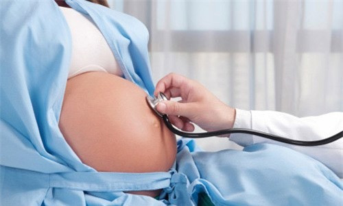 Sinh đẻ nhiều lần: Những phụ nữ sinh ba con trở lên thì tỷ lệ bị ung thư cổ tử cung cao gấp hai lần so với những chị em sinh ít con hơn.