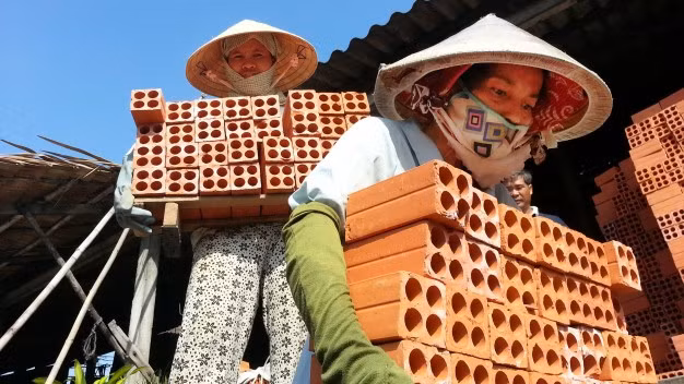 Ngoài ra, nhận thức của phụ nữ ở nhiều vùng nông thôn về tầm quan trọng của việc sàng lọc ung thư cổ tử cung còn hạn chế, tỷ lệ khám sàng lọc còn thấp và chủ yếu là thụ động; trong khi đó công tác tiêm phòng ngừa ung thư cổ tử cung chưa được triển khai rộng rãi tại Việt Nam.