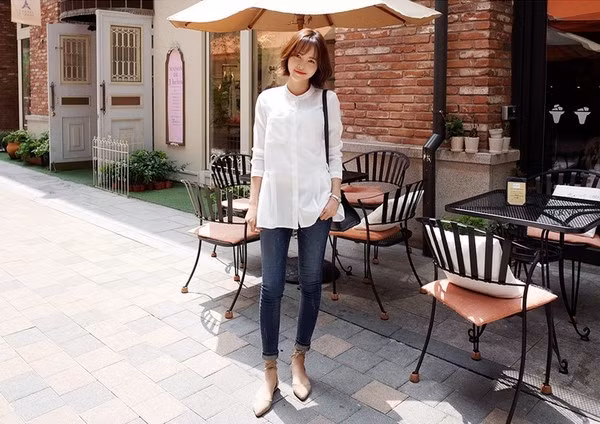 Tin vui là với đôi chân ngắn thon gọn của mình, bạn có thể thoải mái thử đủ mọi cách kết hợp đúng xu hướng như quần xắn gấu cùng ankle boots, hay skinny jeans cùng sandal đế thô... rồi đấy.