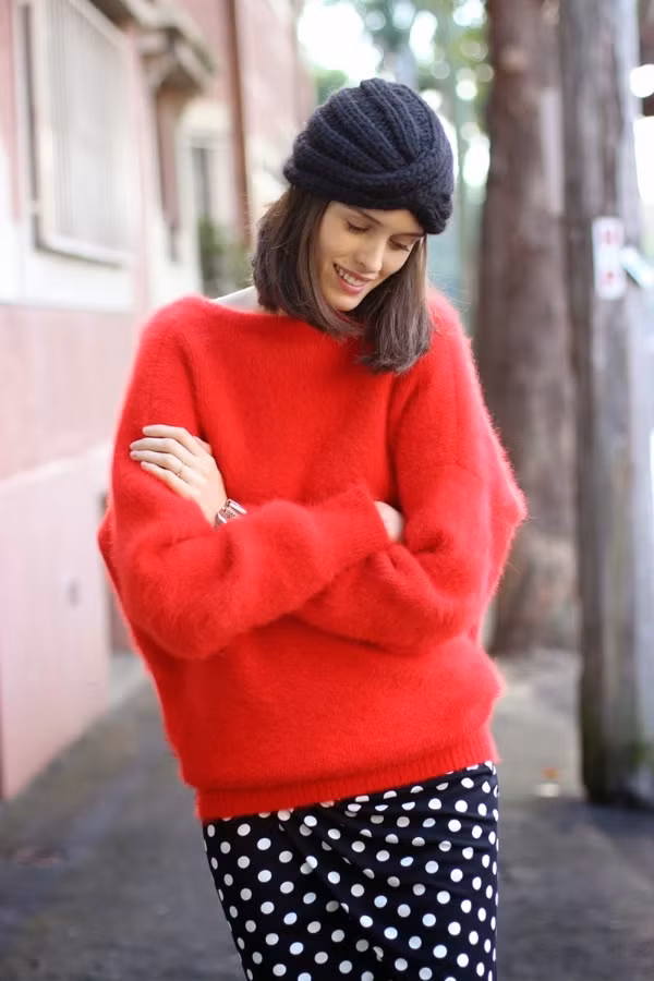 Dùng đá bọt để loại bỏ phần lông tua tủa của chiếc áo len mặc nhiều lần.