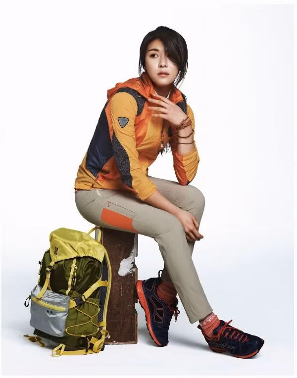 Áo gió thường phòng chống thấm nước. Vì thế, khi giặc, phải ngấm áo trong nước lã một lúc sau đó dùng nước ấm hòa với xà phòng đun sôi lên. Khi nước ấm chỉ còn 20-30 độ thì cho áo vào máy giặt hoặc dùng tay vò nhẹ cùng nước xà phòng. Không nên giặt vò, không được vắt vì vò mạnh hay vắt có thể khiến chất chống thấm nước của áo bị phá hoại.