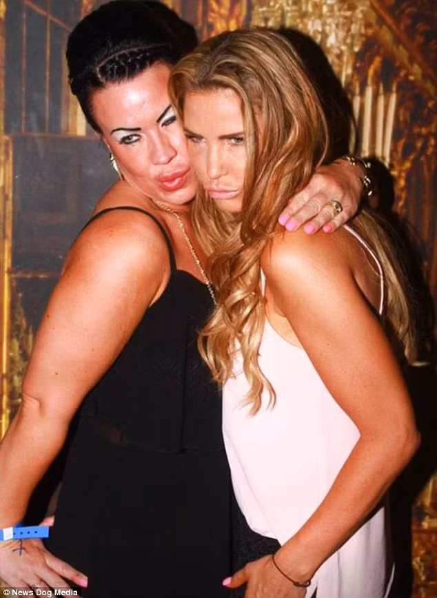 Sau 8 năm tiêm chất làm đầy vào môi, vết loét trên miệng cô trở nên sâu hõm và mở rộng.