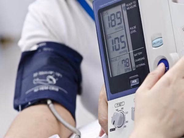 Những người bị huyết áp có thể ăn 1 tép tỏi sống mỗi ngày như một phương thuốc để điều hòa huyết áp.