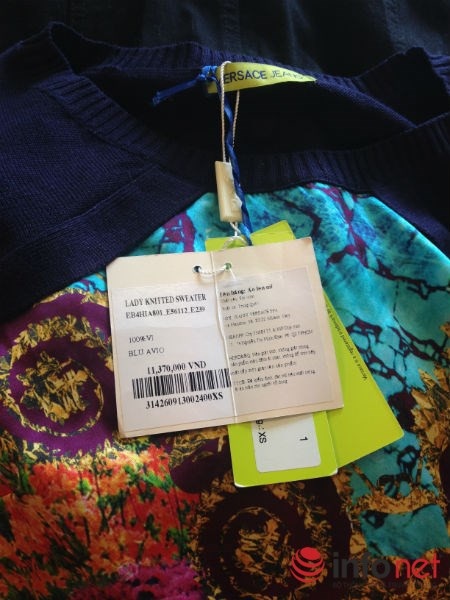 Một chiếc áo có giá hơn 11 triệu đồng.