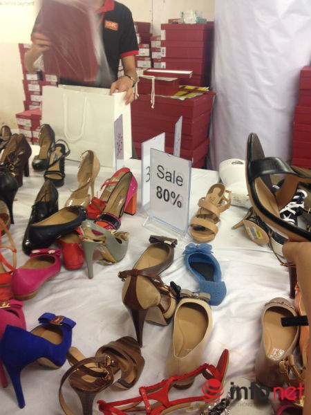 Theo khảo sát của phóng viên, tất cả hàng hiệu gồm túi xách, giày, quần áo, phụ kiện được bán với mức giá sốc.