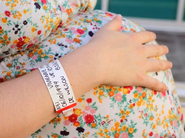 Ung thư vú là nỗi sợ hãi của tất cả chị em phụ nữ hiện nay. Đặc biệt với những phụ nữ đang mang thai, bệnh ung thư vú trở nên nguy hiểm hơn nhiều lần. Nhiều người tỏ ra kinh hãi do mắc ung thư vú khi mang thai. Chúng không chỉ đe dọa đến sức khỏe, tâm lý, tính mạng của bệnh nhân mà còn đe dọa trực tiếp đến sức khỏe và tính mạng của thai nhi.