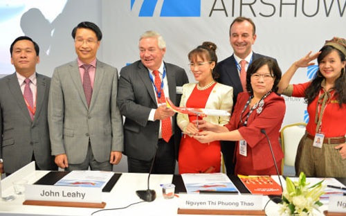 Đại diện Airbus và Vietjet Air trong buổi ký kết hôm 10/11 vừa qua.