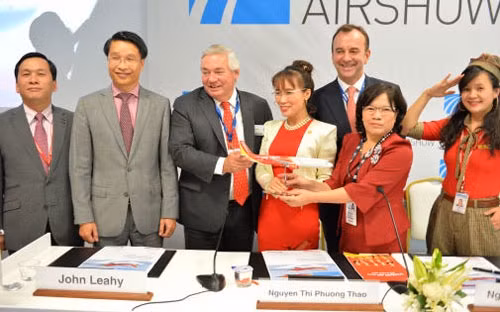 Đại diện Airbus và Vietjet Air trong buổi ký kết hôm 10/11 vừa qua.