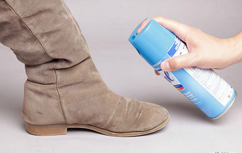 Bột soda hoặc cồn xịt vào giầy. Cũng tương tự cho các giải pháp trên, bạn bỏ bột soda vào giày rồi đổ bỏ vào sáng hôm sau. Riêng cồn bạn xịt bên trong, xung quanh và cả đế giày. Đừng lo lắng, cồn dễ bay hơi, chỉ trong 1 đêm cồn sẽ bay đi hết làm giày của bạn tươi mới và vi khuẩn hoặc nấm mốc không thể bám vào được nữa.