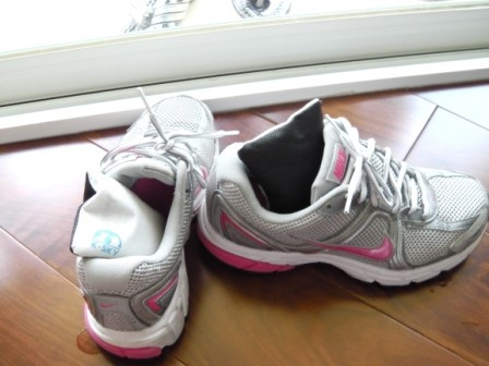 Đặt những tờ giấy thấm trong giày. Xếp những tờ giấy thấm trong đôi giày của bạn và để qua đêm, sáng hôm sau chúng sẽ có mùi như vừa được giặt ủi. Cách này rất đơn giản mà lại hiệu quả.