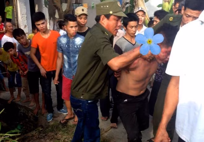 Người dân khống chế tài xế trước khi bàn giao cơ quan chức năng. Ảnh: Ba Thái.