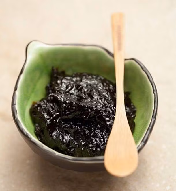 Công thức làm đẹp bằng than hoạt tính giúp bạn thoát khỏi mụn nhanh chóng: Tẩy da chết với than hoạt tính, sau đó rửa sạch mặt với nước ấm. Do tác dụng làm sạch sâu của bột than tre hoạt tính, sẽ làm sạch sâu bã nhờn cùng lớp dầu thừa để ngăn chặn sự hình thành mụn cám, mụn đầu đen sau mỗi lần sử dụng khiến da luôn mịn màng.