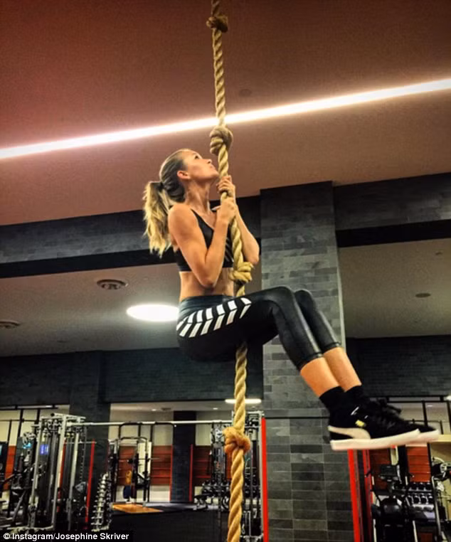 Josephine Skriver, 22 tuổi với bài tập dây trước show diễn.