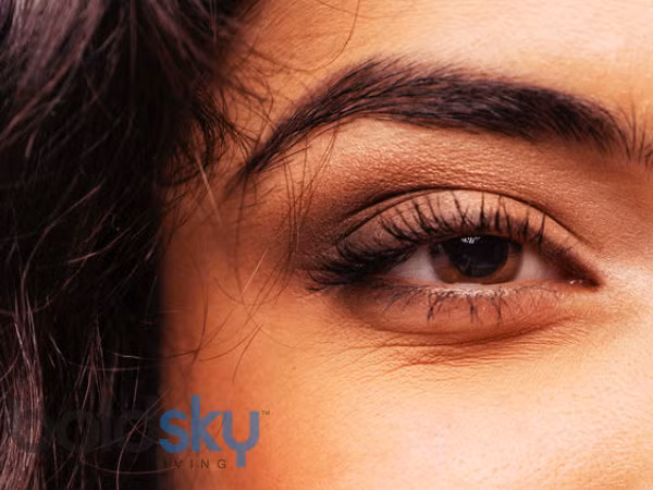 Mờ mắt. Một trong những tác dụng đáng sợ khác của thuốc tránh thai đến vẻ bề ngoài của bạn là gây tầm nhìn kém. Nếu bạn đang gặp vấn đề về thị lực, hãy liên lạc với bác sĩ về loại thuốc tránh thai bạn đang dùng.