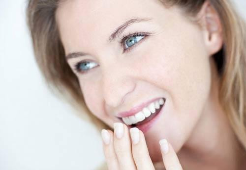 Biện pháp. Cắt một lá lô hội và trích gel giữa lá. Sử dụng gel lô hội để xoa lên thân răng. Chờ trong 10 phút rồi súc miệng sạch với nước lạnh.Thực hiện theo cách này mỗi ngày 2 lần khi đáng răng sáng và tối để giúp hàm răng sạch sẽ, thơm tho và trắng muốt.