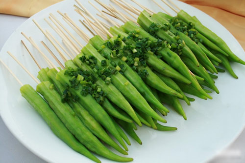 Đậu bắp. Đậu bắp là một loại thực phẩm tuyệt vời giúp duy trì trực tràng khỏe mạnh. Chất xơ trong đậu bắp thúc đẩy sự phát triển của các vi khuẩn có lợi, hạn chế các vi khuẩn có hại có thể tạo ra chất gây ung thư trong trực tràng. Bên canh đó chất nhầy của đậu bắp có tác dụng làm dịu đường ruột, giúp cơ thể dễ dàng loại bỏ các chất thải và độc tố.