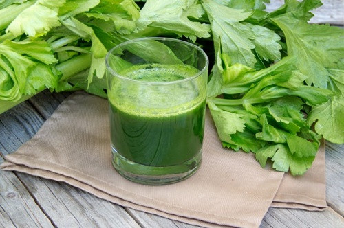 Cần tây. Cần tây cung cấp vitamin C và vitamin E, hỗ trợ phòng chống ung thư trực tràng. Cần tây còn rất giàu phthalides, một lớp của các hợp chất có hoạt tính sinh học giúp ngăn ngừa sự phát triển của bệnh ung thư. Đồng thời cần tây cũng có chứa acetylenics và axit phenolic, đã được chứng minh trong nhiều nghiên cứu là có khả năng ức chế sự tăng trưởng của các tế bào khối u.