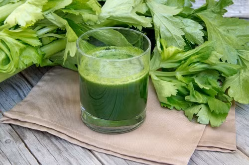 Cần tây. Cần tây cung cấp vitamin C và vitamin E, hỗ trợ phòng chống ung thư trực tràng. Cần tây còn rất giàu phthalides, một lớp của các hợp chất có hoạt tính sinh học giúp ngăn ngừa sự phát triển của bệnh ung thư. Đồng thời cần tây cũng có chứa acetylenics và axit phenolic, đã được chứng minh trong nhiều nghiên cứu là có khả năng ức chế sự tăng trưởng của các tế bào khối u.