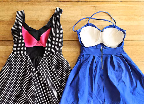 May cố định áo ngực vào phần thân trước của chiếc váy hở lưng để giúp bạn định hình được vòng một và tự tin hơn khi mặc chúng.