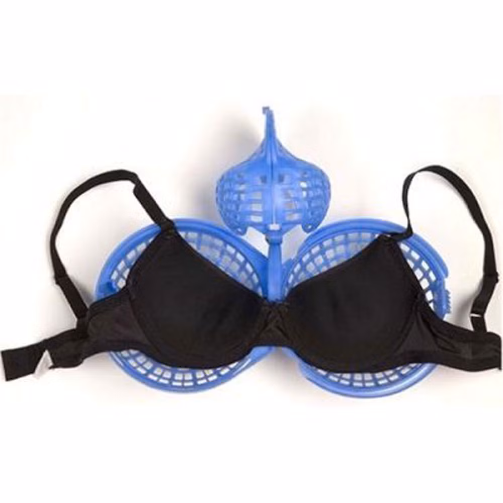 Đừng vứt áo ngực vào máy giặt. Đối với những chiếc áo ngực đắt tiền, tốt nhất bạn nên cho áo ngực vào túi giặt hoặc quả bóng giặt để giữ dáng áo.