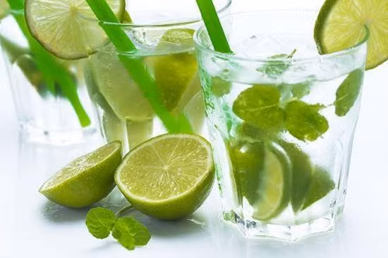 Chính vì vậy nếu bắt đầu cảm thấy mất nước sau khiuống nước chanh quá đậm đặc hay uống quá nhiều thì nên cắt giảm lượng nước cốt chanh dùng để pha nước chanh.